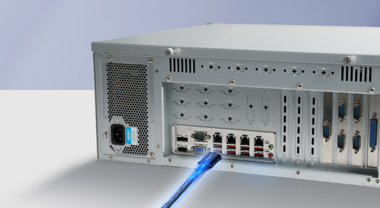 該設(shè)備板載7個(gè)PCIe插槽——1個(gè)PCIe*16（Gen15）或2個(gè)PCIe*8（Gen5），1個(gè)PCIe*1，4個(gè)PCI*4。