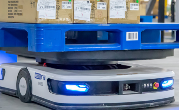 AMR作為一種具有自主感知、路徑規劃和避障等核心技術的移動機器人技術，它們能夠在不同的環境中自主移動并執行各種任務。