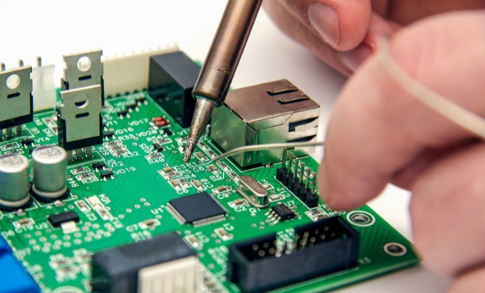 工控機(jī)還可以與其他設(shè)備進(jìn)行通信，實現(xiàn)數(shù)據(jù)共享和遠(yuǎn)程監(jiān)控，提高了電子電路研發(fā)的效率和可靠性。